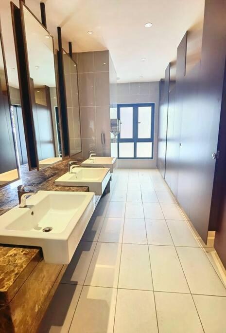 C0704 Almas Suite Seaview & Netflix Stay نوساجايا المظهر الخارجي الصورة