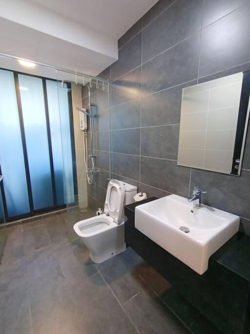 C0704 Almas Suite Seaview & Netflix Stay نوساجايا المظهر الخارجي الصورة