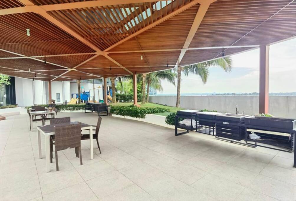 C0704 Almas Suite Seaview & Netflix Stay نوساجايا المظهر الخارجي الصورة