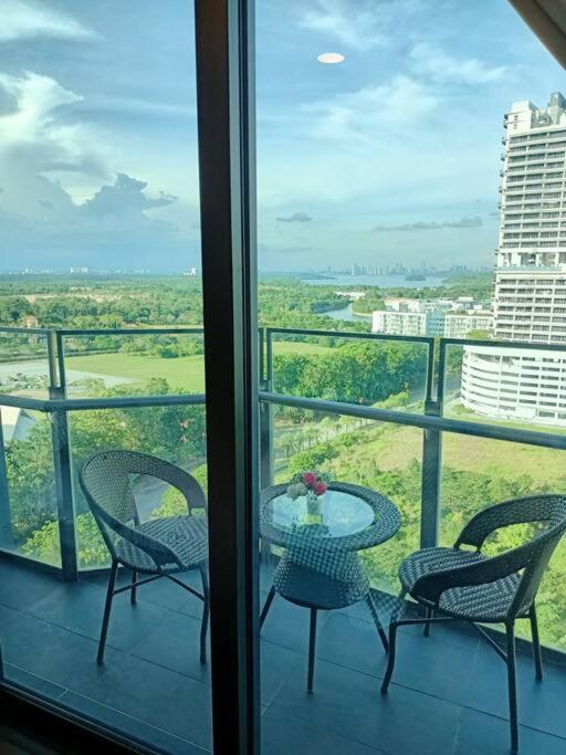 C0704 Almas Suite Seaview & Netflix Stay نوساجايا المظهر الخارجي الصورة