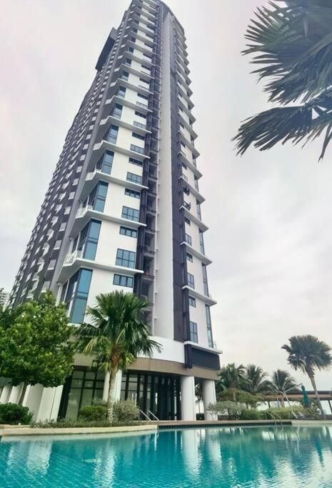 C0704 Almas Suite Seaview & Netflix Stay نوساجايا المظهر الخارجي الصورة