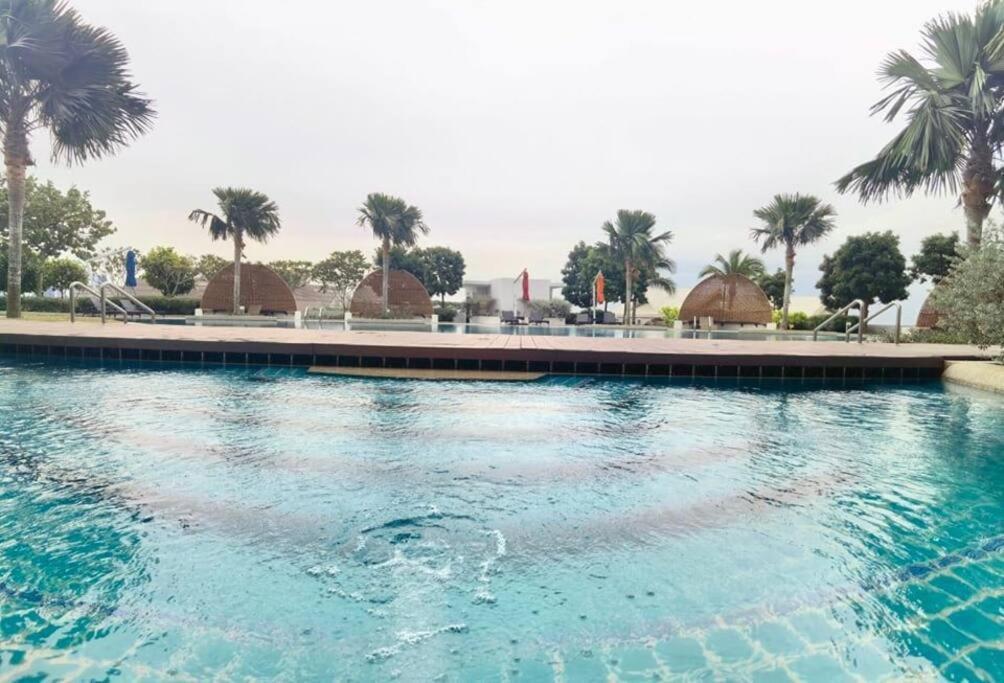 C0704 Almas Suite Seaview & Netflix Stay نوساجايا المظهر الخارجي الصورة