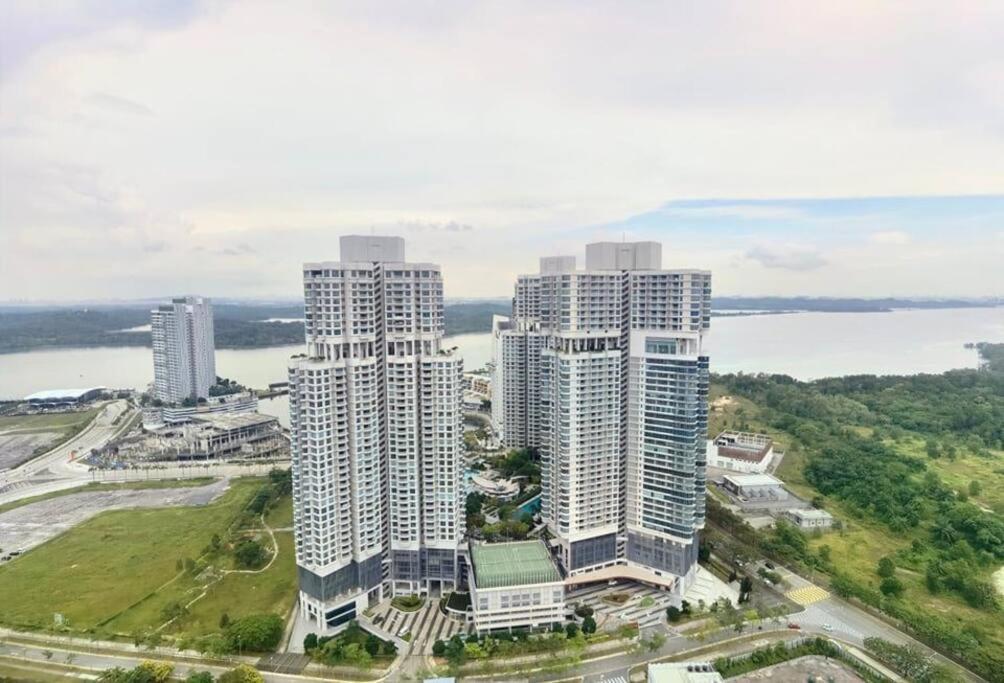 C0704 Almas Suite Seaview & Netflix Stay نوساجايا المظهر الخارجي الصورة
